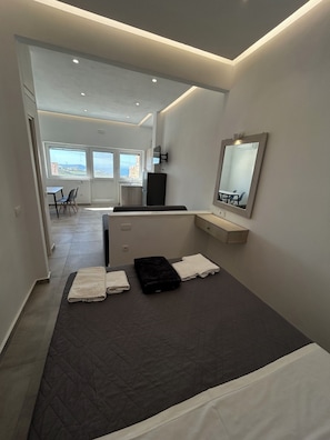 One Bedroom Apartment with Outdoor Hot Tub Sea and Sunset View | Ropa de cama de alta calidad y colchones con acolchado adicional
