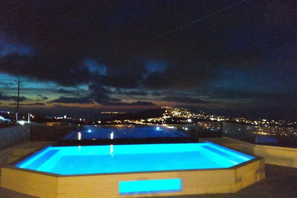 Una piscina al aire libre (de 10:00 a 20:00), sombrillas, tumbonas