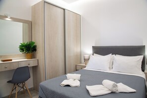 Two Bedroom Apartment with Outdoor Hot Tub Sea and Sunset View | Ylelliset vuodevaatteet, pillowtop-patjalliset sängyt