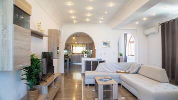 Two Bedroom Apartment with Indoor Hot Tub Sea and Sunset View | Sängtillbehör av högsta kvalitet och bäddmadrasser