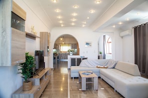 Two Bedroom Apartment with Indoor Hot Tub Sea and Sunset View | Premium bedding, pillowtop beds, in-room safe, individually decorated - Aroma Cavas (Santorini)