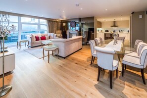 Apartment, 3 Bedrooms (4) | Living area - Meritas Court by Lime Street (London)