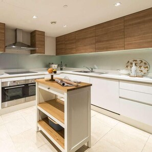 Apartment, 3 Bedrooms (12) | Private kitchen - Meritas Court by Lime Street (London)
