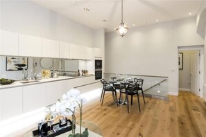 Appartement, 2 chambres | Cuisine privée | Réfrigérateur, micro-ondes, four, plaque de cuisson