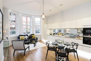 Living area - Kensington Court by Lime Street (London)