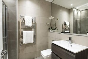 Bathroom - Kensington Court by Lime Street (London)