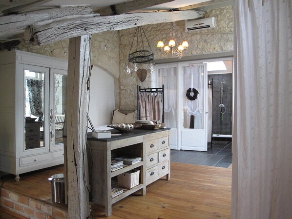 Suite (Claire de Lune) | Individually decorated, individually furnished, cribs/infant beds