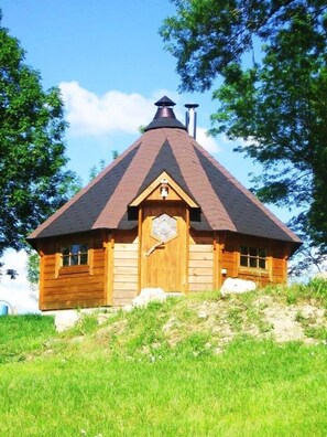 Chalet (Coucher du Soleil) | Individually decorated, individually furnished, cribs/infant beds
