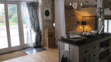 Suite (Claire de Lune) | Individually decorated, individually furnished, cribs/infant beds