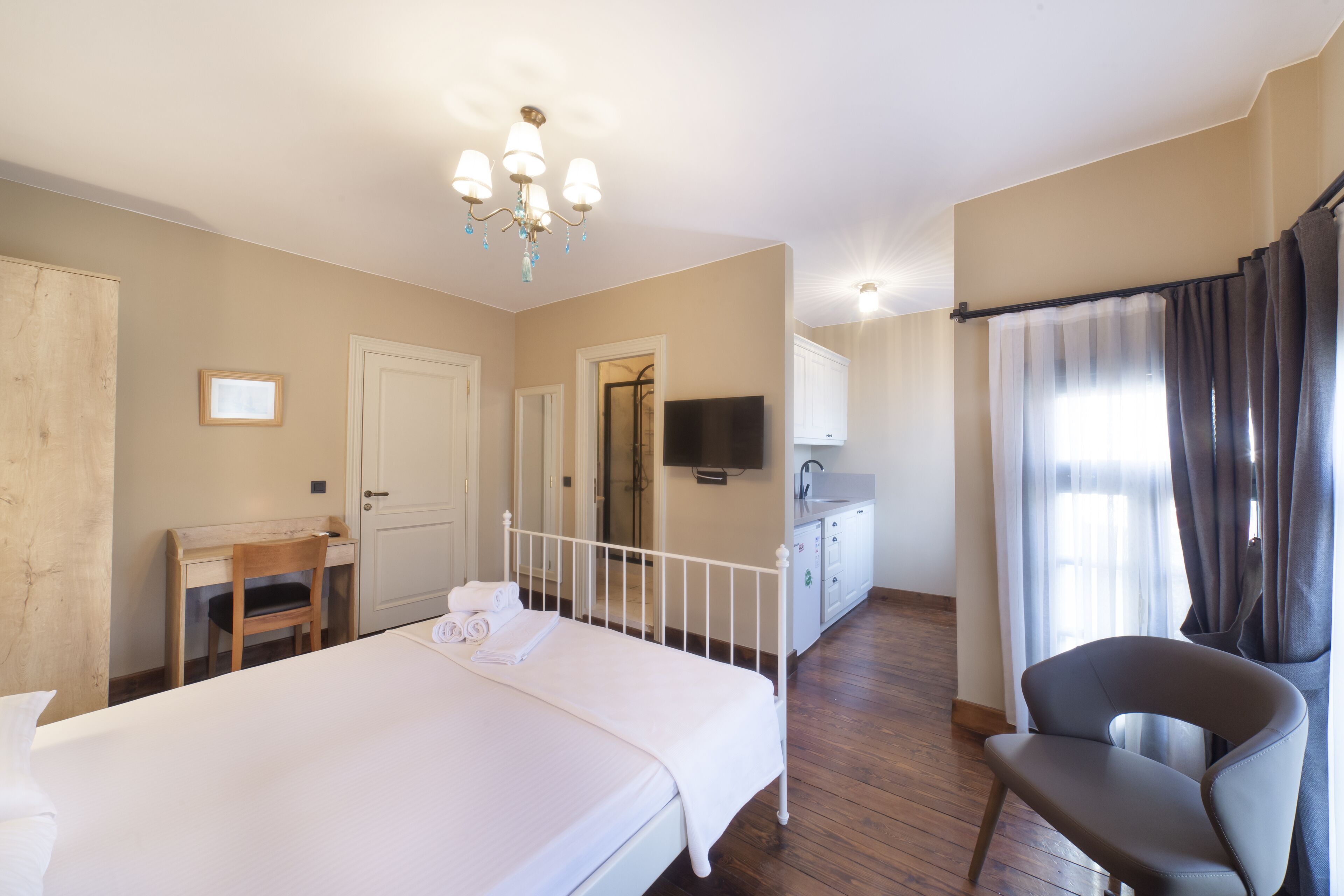 premier suite, kitchenette | 1 bedroom, individually decorated, individually furnished, desk