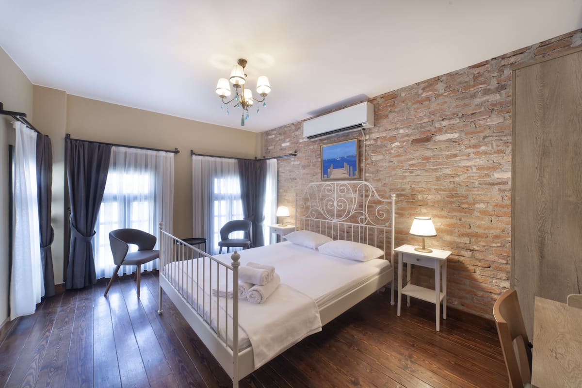 Suite « Premier », coin cuisine | 1 chambre, décoration personnalisée, ameublement personnalisé, bureau
