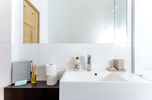 Apartemen, 2 kamar tidur | Kamar mandi | Kombinasi shower/bathtub dan perlengkapan mandi gratis