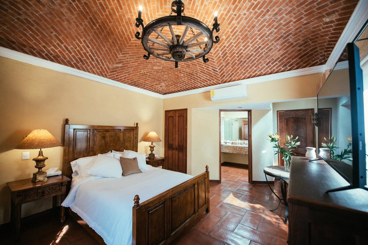 Standard Room, 1 Queen Bed | Blackout drapes, free WiFi, bed sheets