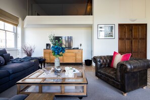 Apartamento, 3 quartos | Área de estar | TV de tela plana