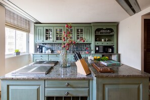 Apartment, 3 Bedrooms | Private kitchen | Fridge, oven, stovetop, dishwasher - One Palace Gate (London)