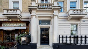 A building with a sign reading "No 1 Palace Gate" and a wine bar named "Le petit Sud" on the ground floor. - One Palace Gate (London)