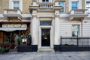 Property entrance - One Palace Gate (London)