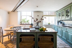 Apartment, 3 Bedrooms | Private kitchen | Fridge, oven, stovetop, dishwasher - One Palace Gate (London)