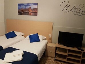 Chambre Triple (External Bathroom)