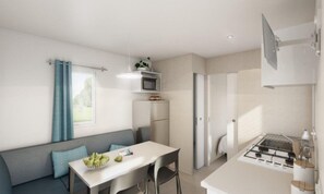 Casa rodante, 2 habitaciones, vista a la colina, en el área del jardín (A) | Área de sala de estar | Televisión de pantalla plana de 32 pulgadas con canales digitales