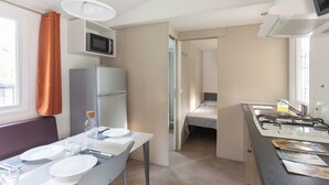 Casa rodante, 2 habitaciones, vista a la colina, en el área del jardín (A) | Cocina privada