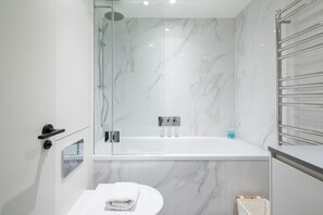 Apartment, 2 Schlafzimmer | Badezimmer | Kostenlose Toilettenartikel, Haartrockner