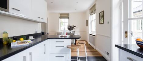 House, 3 Bedrooms | Private kitchen | Fridge, microwave, oven, stovetop