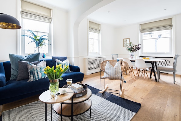 Living area - Cornwall Gardens by Lime Street (London)