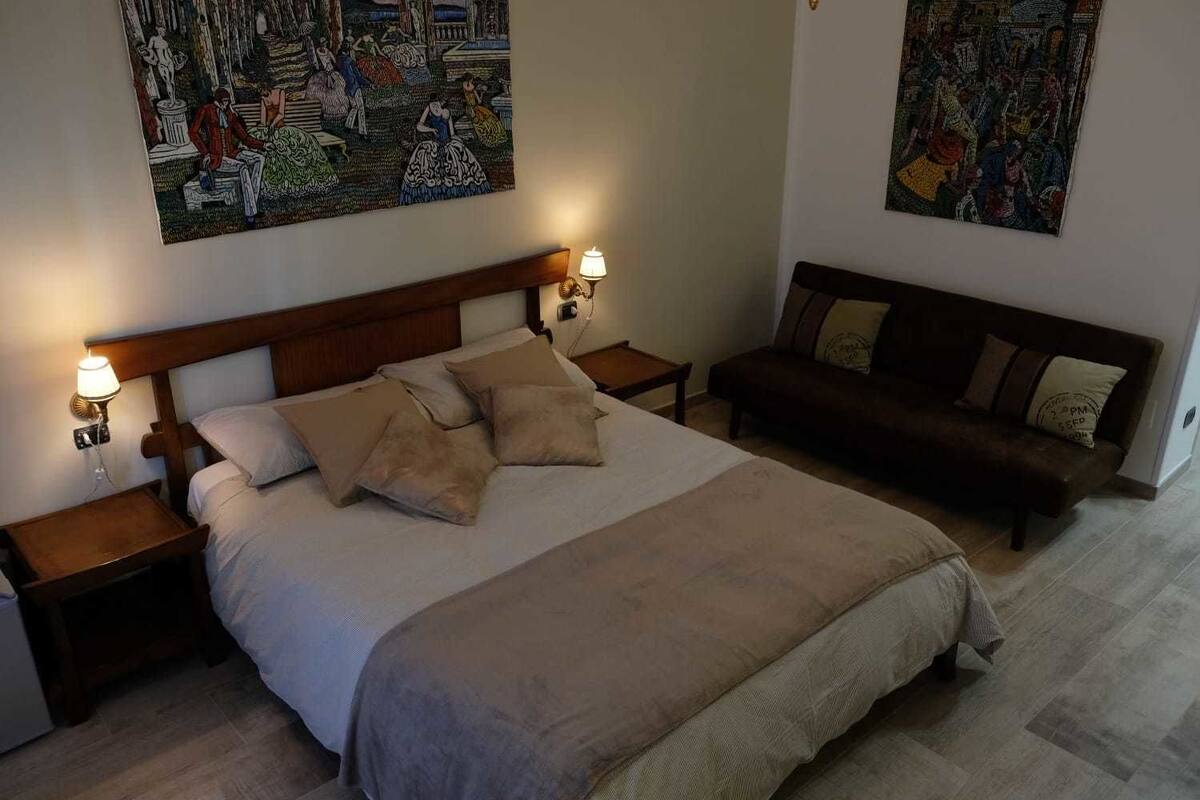 豪華雙人房, 1 張加大雙人床及 1 張梳化床, 露台 (with Sofabed. Camera 3) | 羽絨被、迷你吧、房內夾萬、隔音