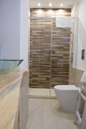 Shower, free toiletries, hair dryer, towels - Casa Marina (Naples)