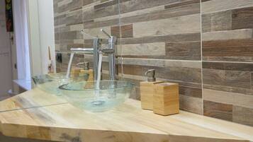 Kamar Double Bisnis, 1 Tempat Tidur Queen (Camera 1) | Wastafel kamar mandi