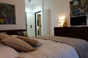 Kahden hengen deluxe-huone, 1 keskisuuri parisänky ja vuodesohva, terassi (with Sofabed. Camera 3) | Untuvapeitot, minibaari, tallelokero huoneessa