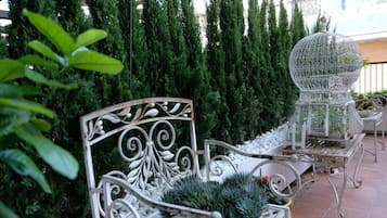 Kamar Double Deluks, 1 Tempat Tidur Queen dengan tempat tidur Sofa, teras (with Sofabed. Camera 3) | Teras/patio