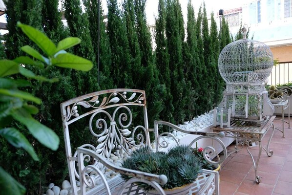 Kahden hengen deluxe-huone, 1 keskisuuri parisänky ja vuodesohva, terassi (with Sofabed. Camera 3) | Terassi/patio