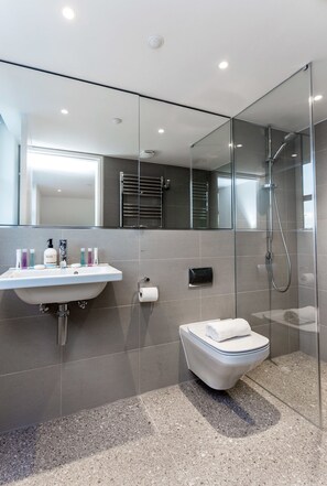 Cobertura, 3 quartos | Banheiro | Produtos de toalete grátis, secador de cabelo, toalhas de banho 