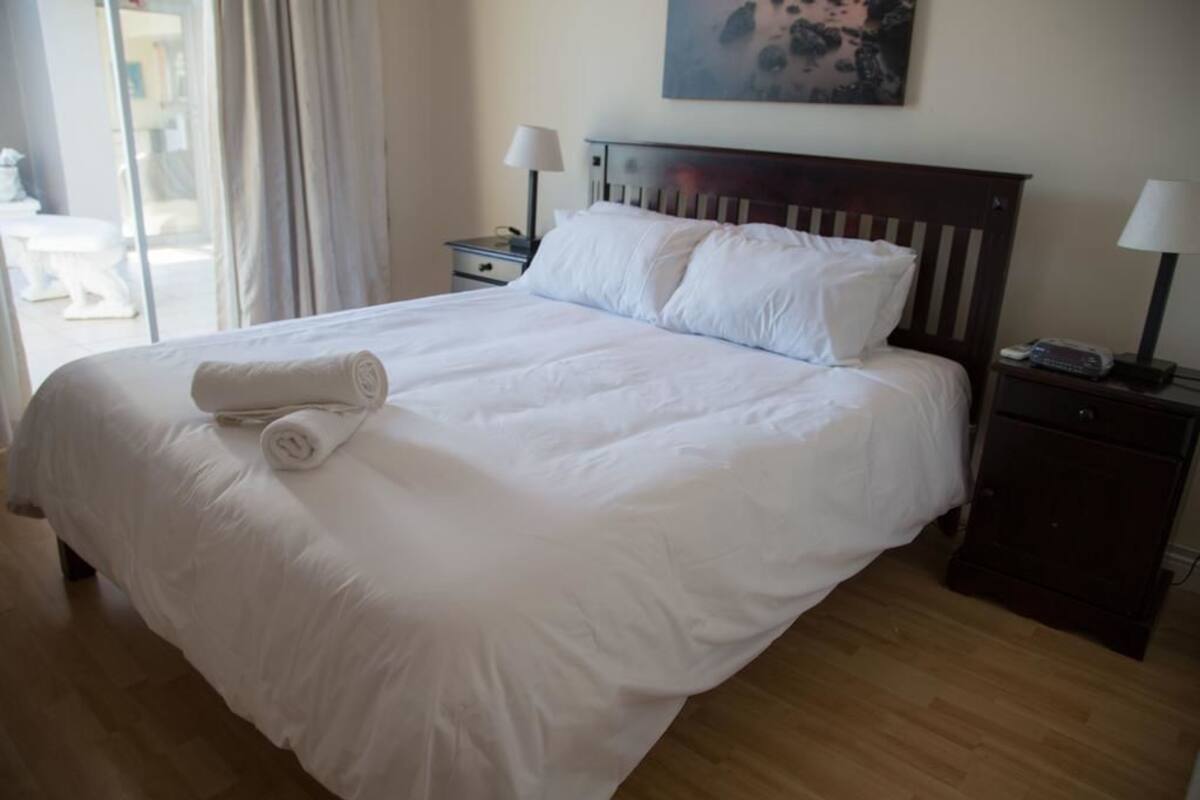 Habitación doble, vista al mar | Caja de seguridad en la habitación y escritorio