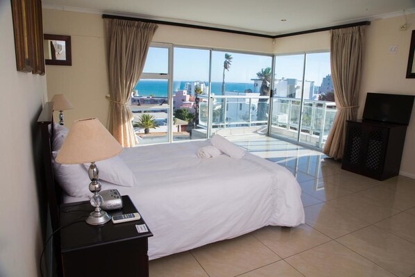 Habitación familiar | Caja de seguridad en la habitación y escritorio 