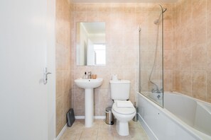 Ein Badezimmer mit Waschbecken, Toilette und Badewanne.