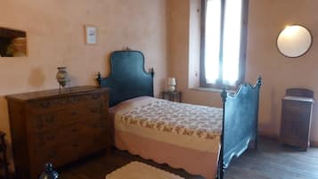 Habitación triple, baño compartido, vistas al jardín | Wifi gratis y ropa de cama