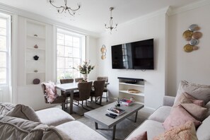 Apartamento, 3 habitaciones | Zona de estar | Una televisión de pantalla plana