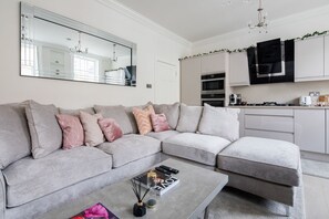 Apartamento, 3 quartos | Área de estar | TV de tela plana