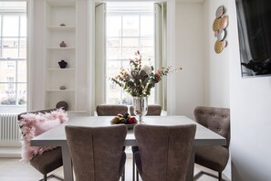 Apartment, 3 Bedrooms | In-room dining