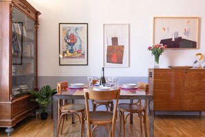 Apartment, 2 Queen Beds | In-room dining