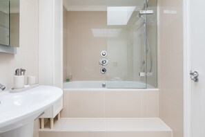 公寓, 2 間臥室 | 浴室 | 免費梳洗用品、風筒、提供毛巾
