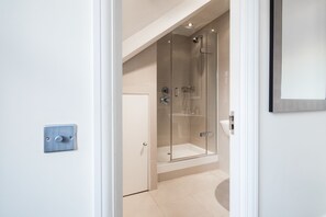 Appartement, 2 chambres | Salle de bain | Articles de toilette (gratuits), séchoir à cheveux, serviettes fournies