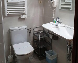Single Room, Courtyard View | Bathroom sink - Pensión Alameda (San Sebastián)