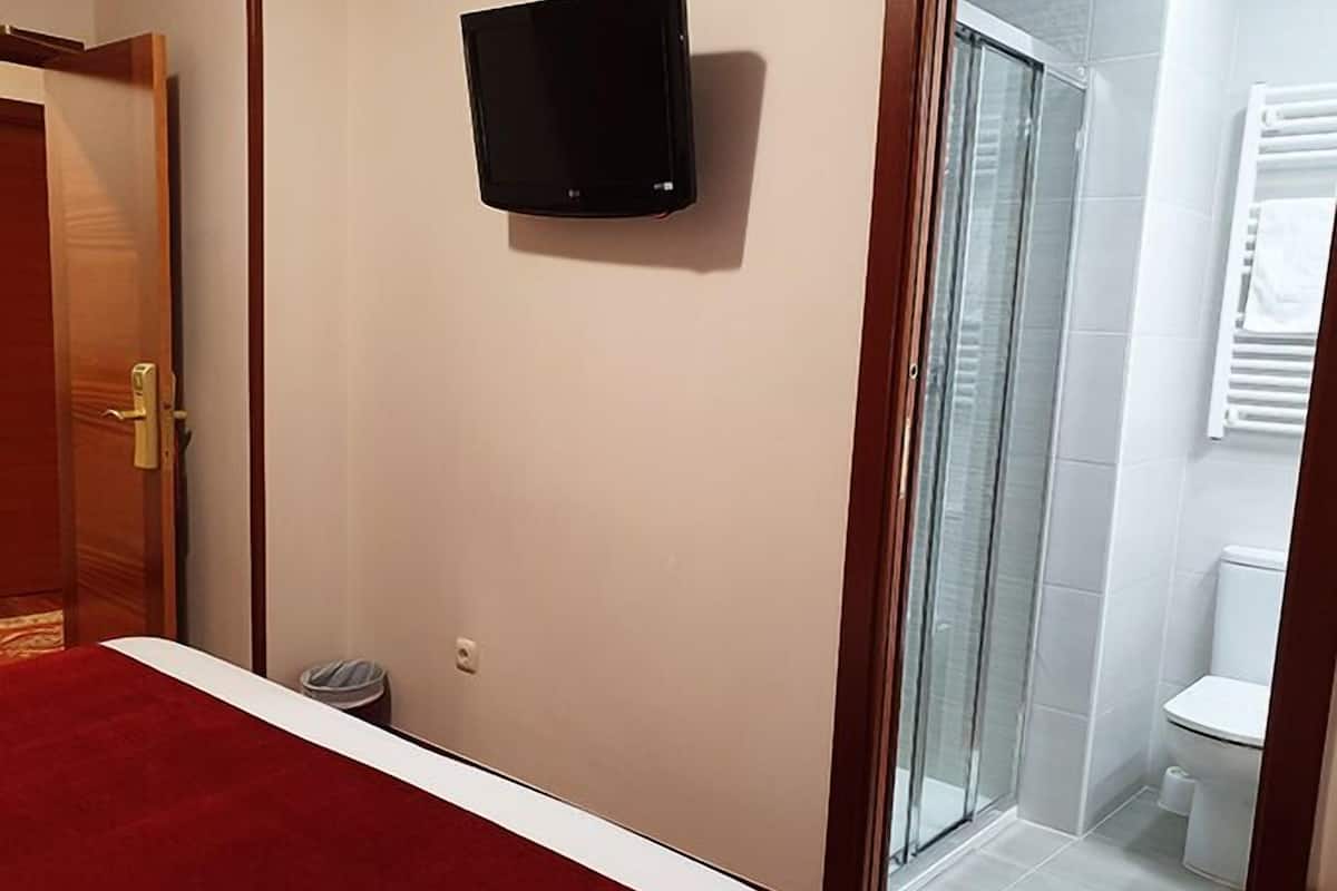 Habitación individual, vista al patio | Caja de seguridad en la habitación, wifi gratis y ropa de cama