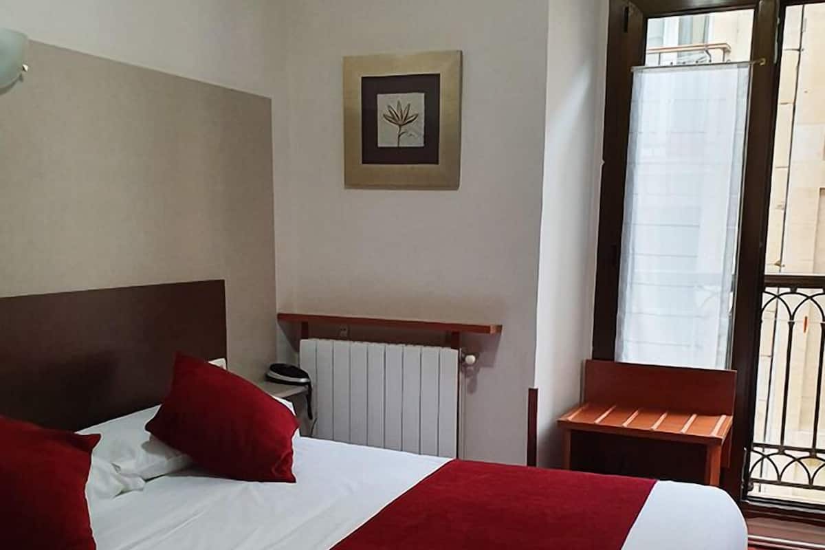 Habitación individual, balcón | Caja de seguridad en la habitación, wifi gratis y ropa de cama