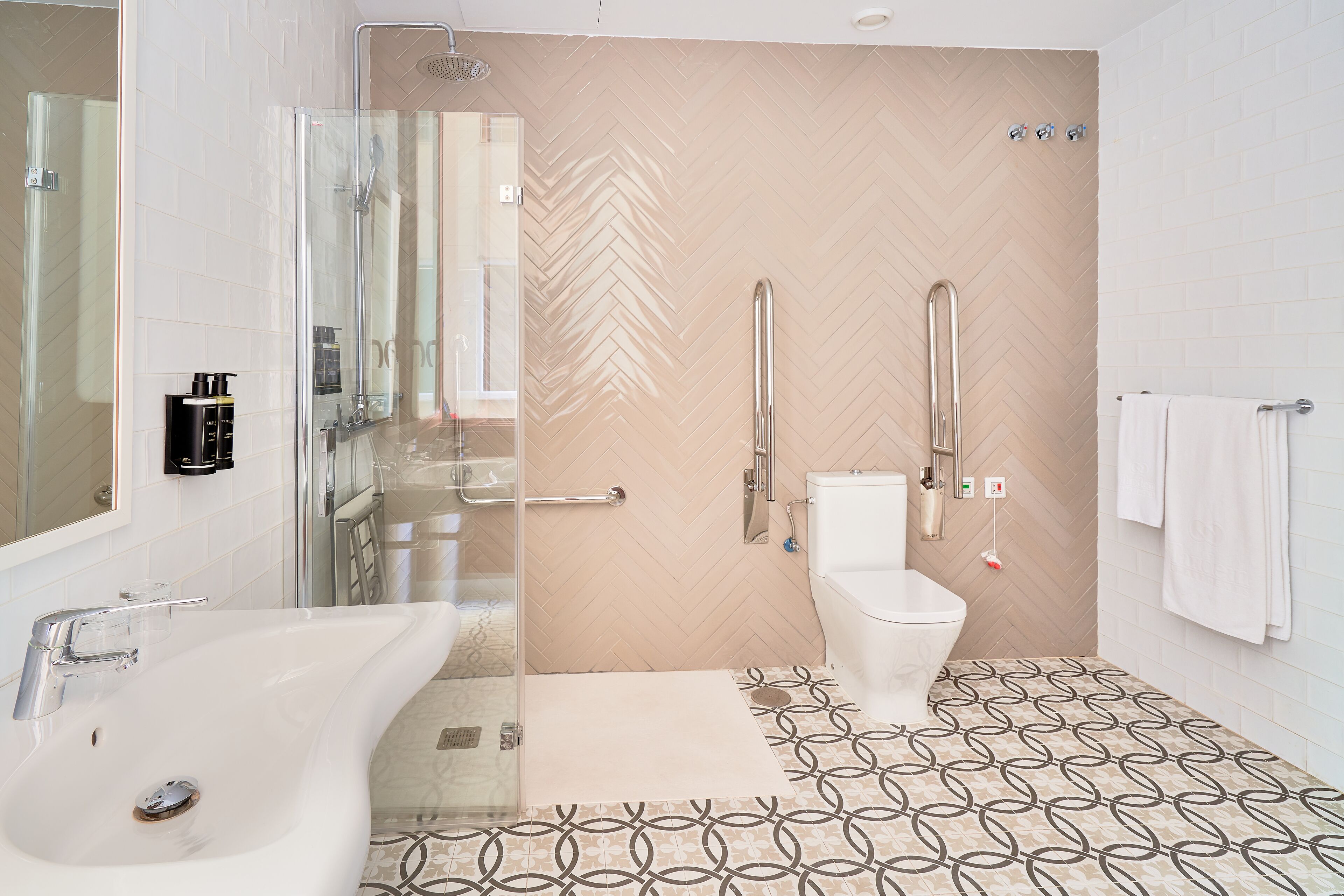 studio | bathroom | shower, eco-friendly toiletries, hair dryer, towels