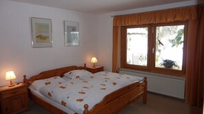 Apartment (No. 5) | Desk, free cribs/infant beds, rollaway beds, bed sheets